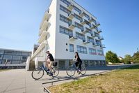 Radfahrer am Bauhaus Dessau / © IMG Sachsen-Anhalt mbH, Lüder Lindau